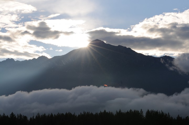 Заходящее солнце. Гора ламы Цзонкапы