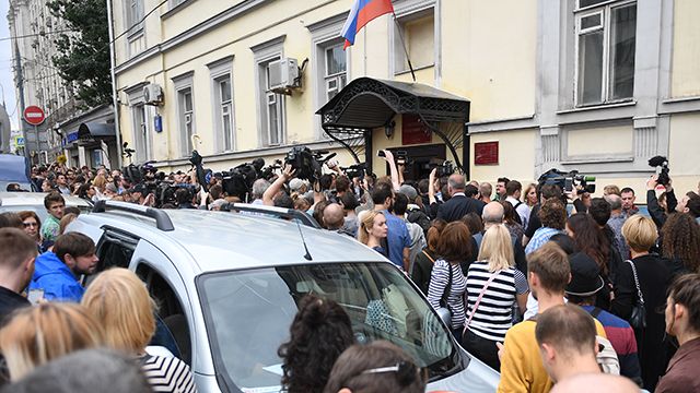 У суда, куда доставили Серебренникова, собралась толпа