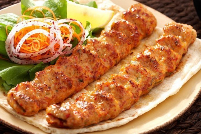 Сочный и ароматный люля-кебаб из курицы. Сочный и ароматный люля-кебаб из курицы.