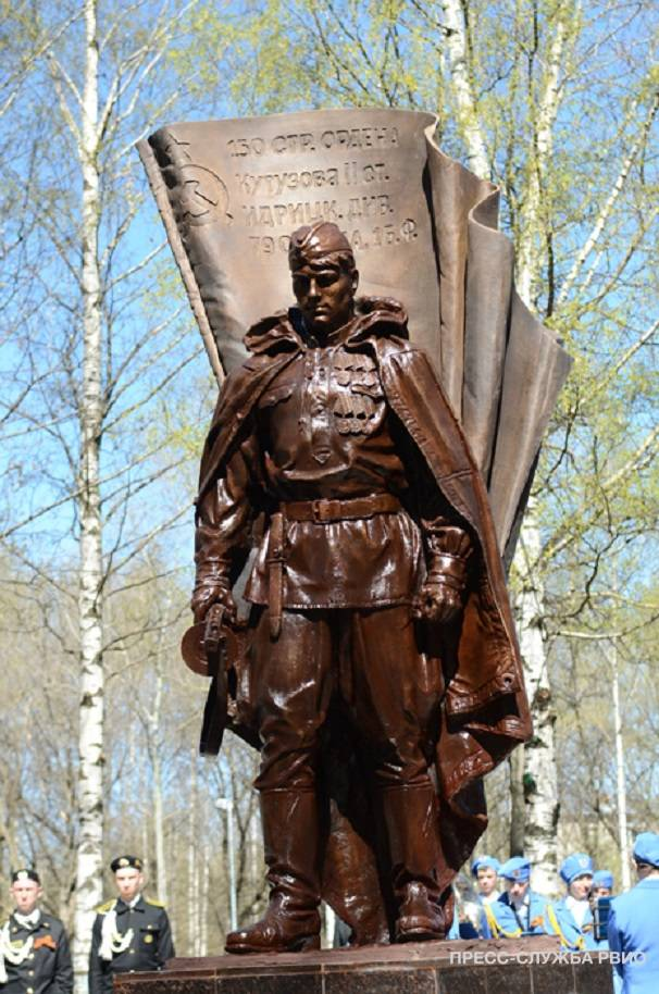 ПАМЯТНИК БУЛАТОВУ В КИРОВЕ ПАМЯТНИК БУЛАТОВУ В КИРОВЕ