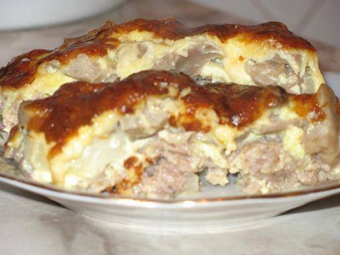 Мясная запеканка с картофелем, грибами и сыром