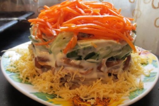 Низкокалорийный салат с корейской морковью и грибами