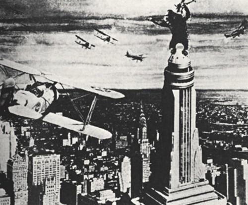 <B>Кинг-Конг (1933)</B> <BR> Гигантская волосатая обезьяна, усевшаяся на шпиле небоскреба Эмпайр-Стейт-Билдинг: первобытная брутальная природа торжествует над грубой и бесчувственной цивилизацией. Самые культовые сцены мирового кинематографа