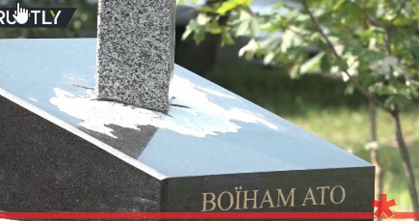 В Киеве открыли памятник с мечом, вонзенным в карту России В Киеве открыли памятник с мечом, вонзенным в карту России