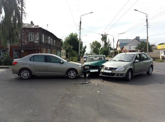 ДТП в Тамбове на Базарной: два «Рено Логана» затерли «семерку»