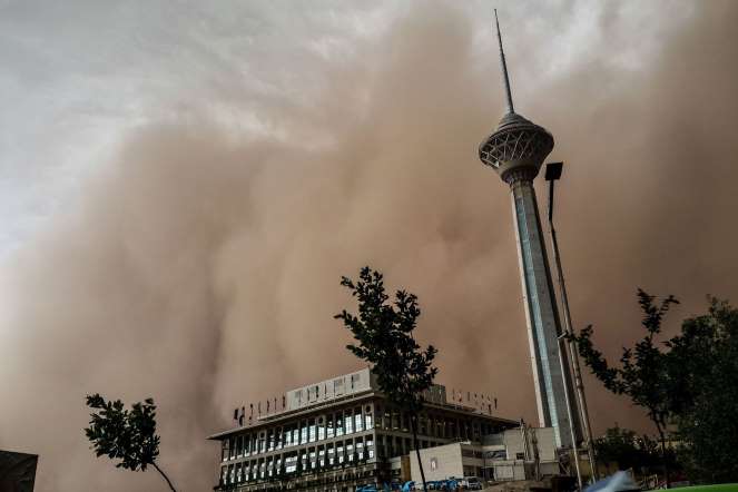A sandstorm engulfs the Iranian capital Tehran on June 02, 2014.