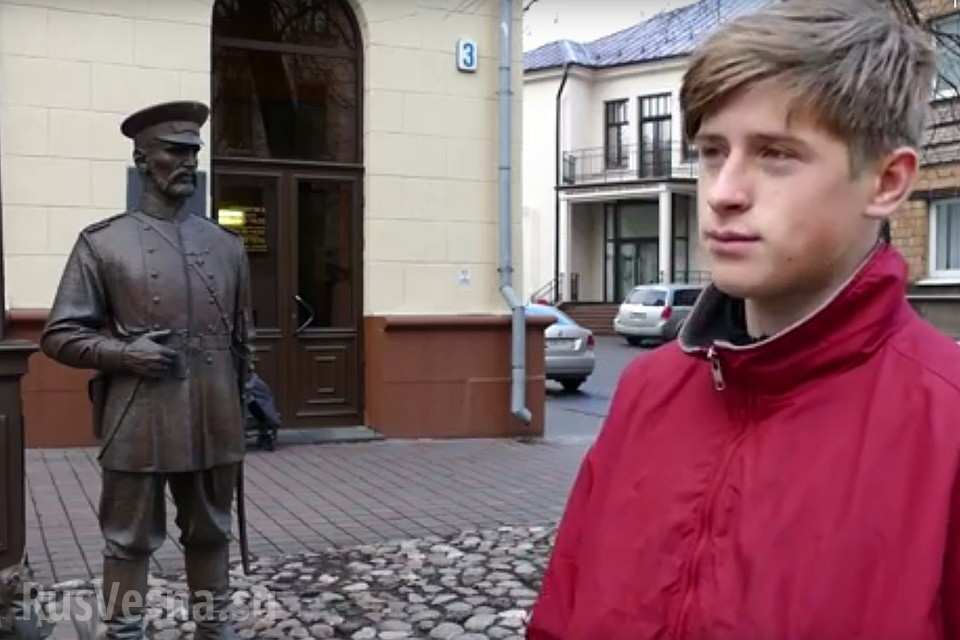 Белорусские милиционеры заставили малолетнего хулигана извиниться перед памятником