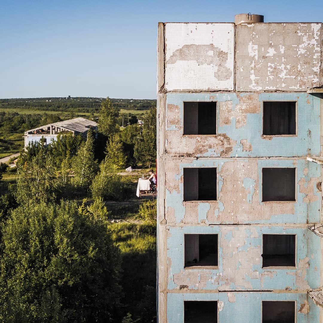 5 угарных фото русского мужика, который решил пообедать снаружи пятиэтажки