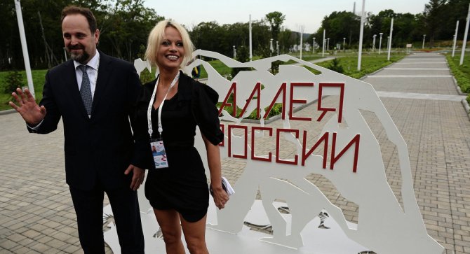 Памела Андерсон заинтриговала публику, намекнув на тёплые отношения с Владимиром Путиным Памела Андерсон заинтриговала публику, намекнув на тёплые отношения с Владимиром Путиным