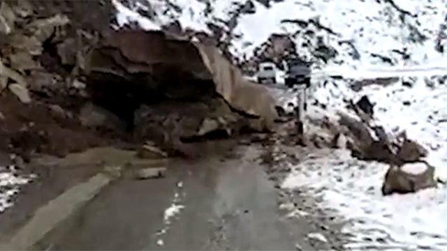 Видео: скальная порода обвалилась в Дагестане