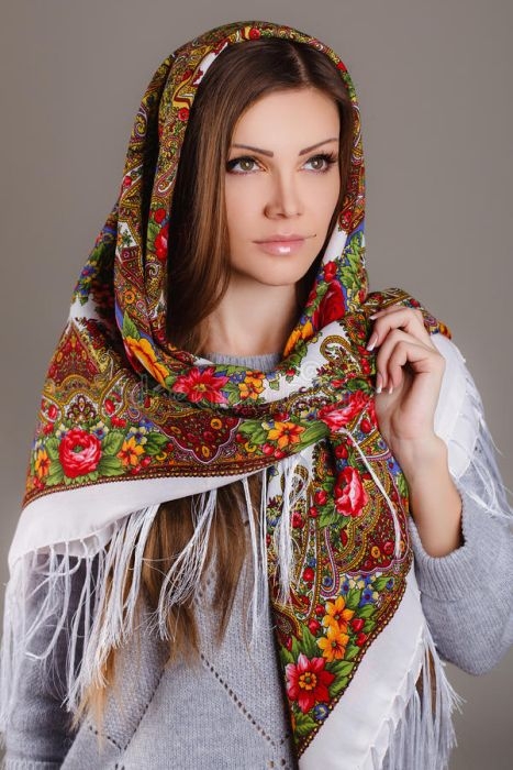 Девушки в русских нарядах Девушки в русских нарядах