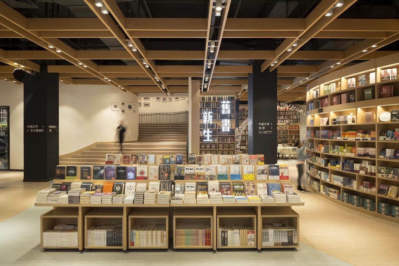 Необычный интерьер книжного магазина M.I. Bookstore в Китае