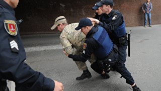 Акция протеста у российких диппредставительств на Украине Акция протеста у российких диппредставительств на Украине