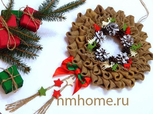 Новогодний венок из мешковины Готовим материалы: • плотный картон; •... Новогодний венок из мешковины Готовим материалы: • плотный картон; •...
