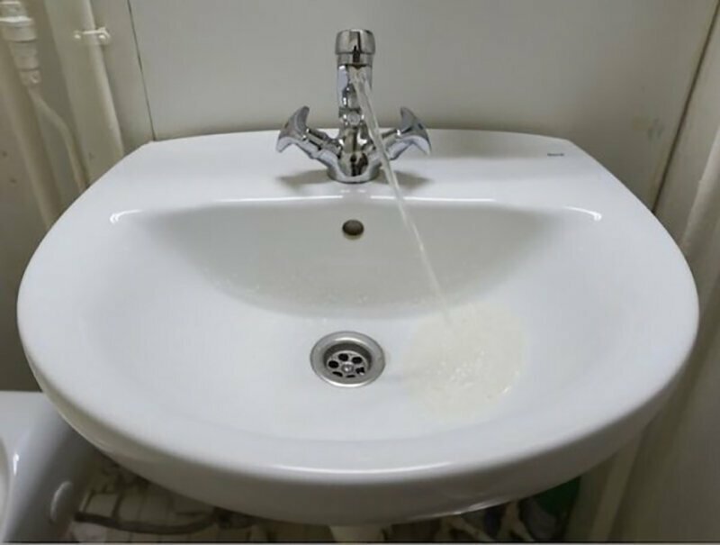 Из-за наклона круизного судна вода из крана отказывается течь прямо Фото, которые заставят вас усомниться в законах природы
(14 фото)