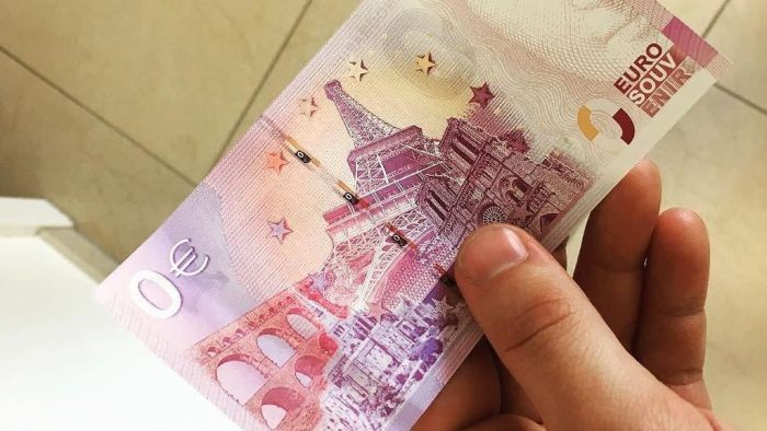 В Германии появились банкноты номиналом в 0 евро (3 фото)
