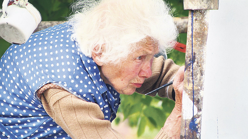 87-летняя старушка ежедневно взбирается на стремянку, чтобы сделать нечто необыкновенное… 87-летняя старушка ежедневно взбирается на стремянку, чтобы сделать нечто необыкновенное…