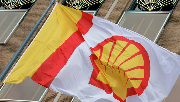 Флаг компании Shell. Архивное фото