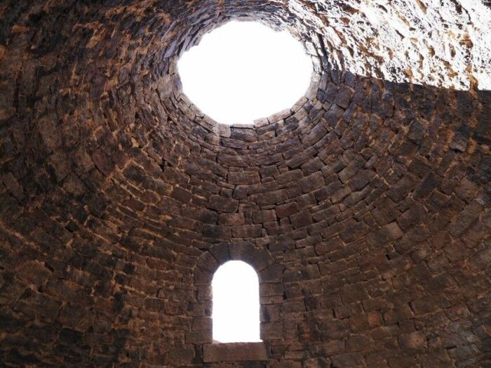 Вид углевыжигательной печи изнутри. /Фото: lwitter.ru Вид углевыжигательной печи изнутри. /Фото: lwitter.ru