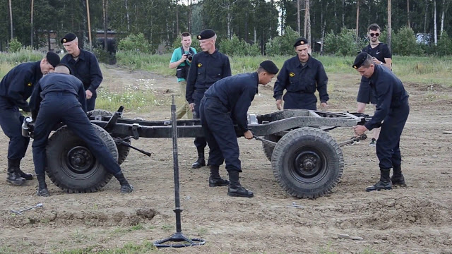 Рембригада военных разбирает и собирает УАЗ за 6 минут