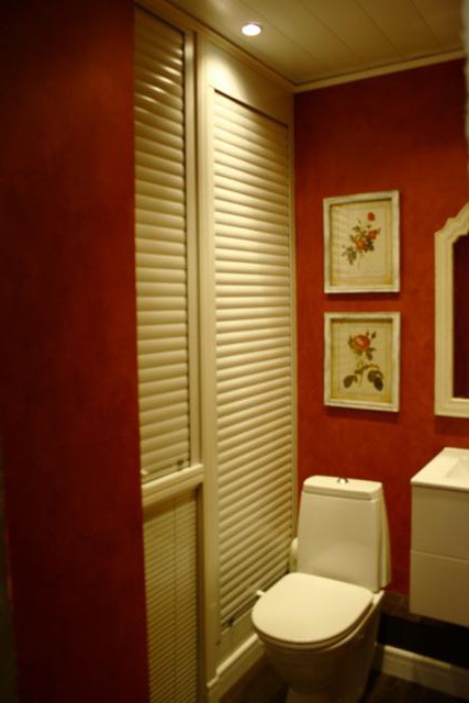 Красная ванная комната фото, ниша под стиральную машинку