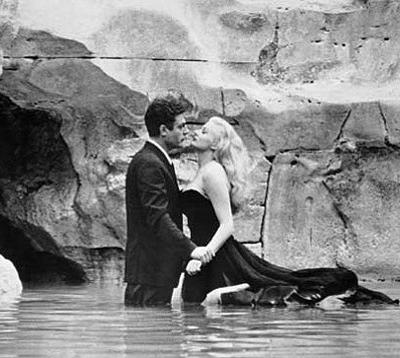 <B>Сладкая жизнь (1959)</B><BR> Сцена купания Экберг в фонтане Треви для многих шестидесятников стала воплощением сексуальности и разгула. Поговаривают, что сцена снималась в марте, и Аните пришлось «купаться» в фактически ледяной воде. Самые культовые сцены мирового кинематографа