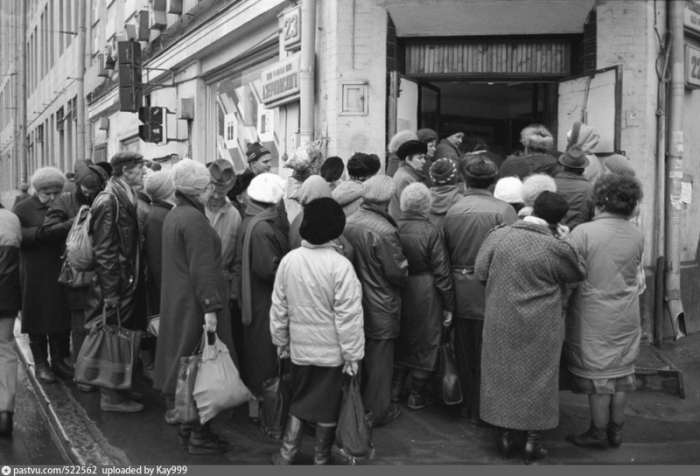 Время перемен: 18 ретро фотографий Москвы «лихих 90-х»