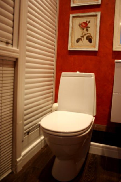 Красная ванная комната фото, ниша под стиральную машинку, шкафчик в ванной жалюзи