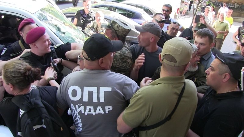 Полицейские унизили боевиков «Айдара», а те в ответ царапались и плевались Полицейские унизили боевиков «Айдара», а те в ответ царапались и плевались