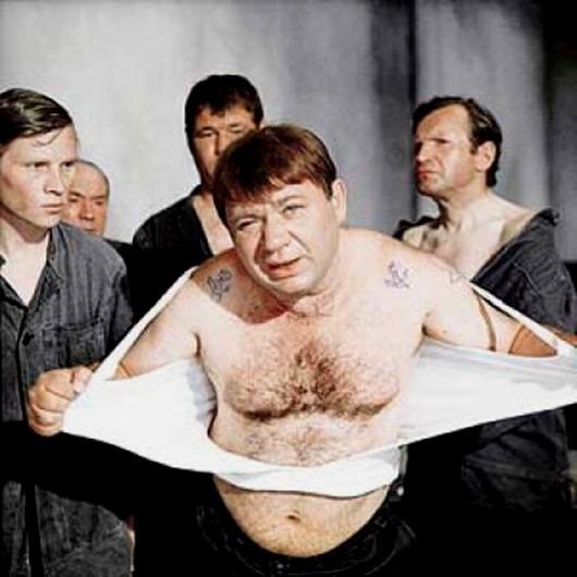 Рвать рубаху на груди Рвать рубаху на груди жесты, русские