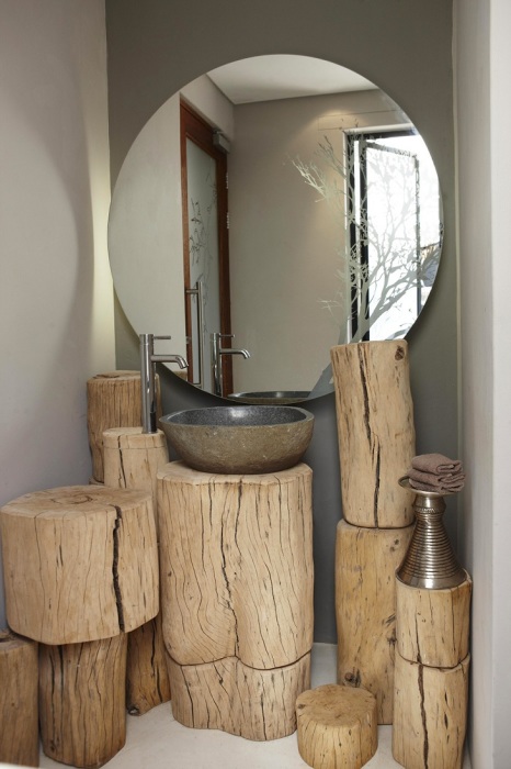 Пни из натуральной древесины в интерьере современной ванной комнаты. 