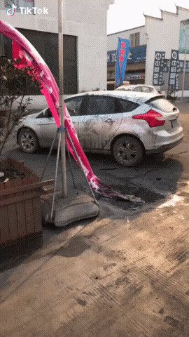 Антимойка gif, ветер, погода, подстава, прикол, сдувает, ураган, шторм, юмор