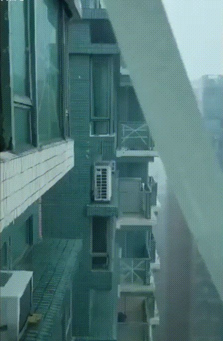 Жутковато gif, ветер, погода, подстава, прикол, сдувает, ураган, шторм, юмор