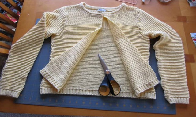 1513074315-8778-ardigan-iz-svitera-diy-3-min