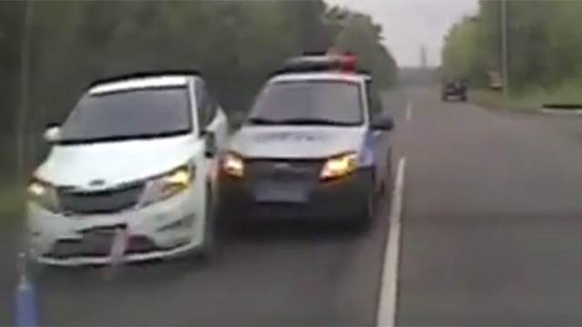 Красноярские полицейские протаранили лихача в ходе погони со стрельбой
