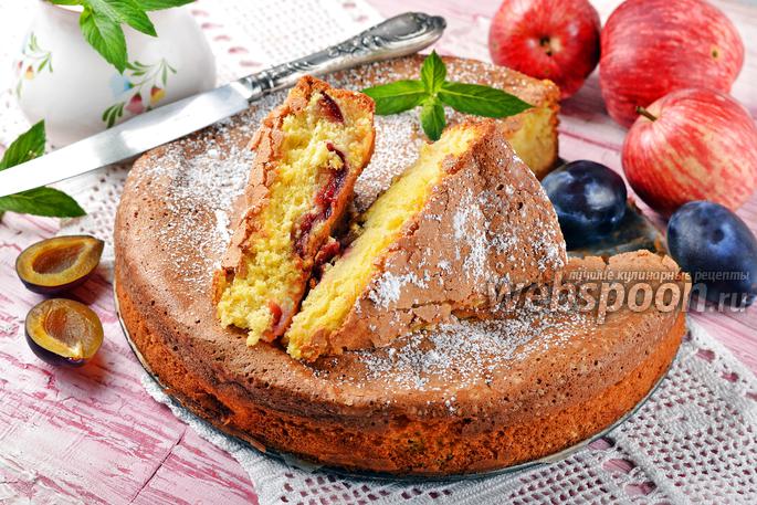 Фото Шарлотка с яблоками и сливами