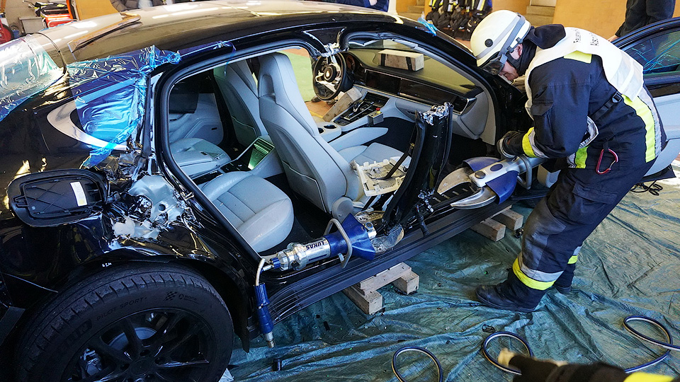 В Германии публично разрезали Porsche Panamera