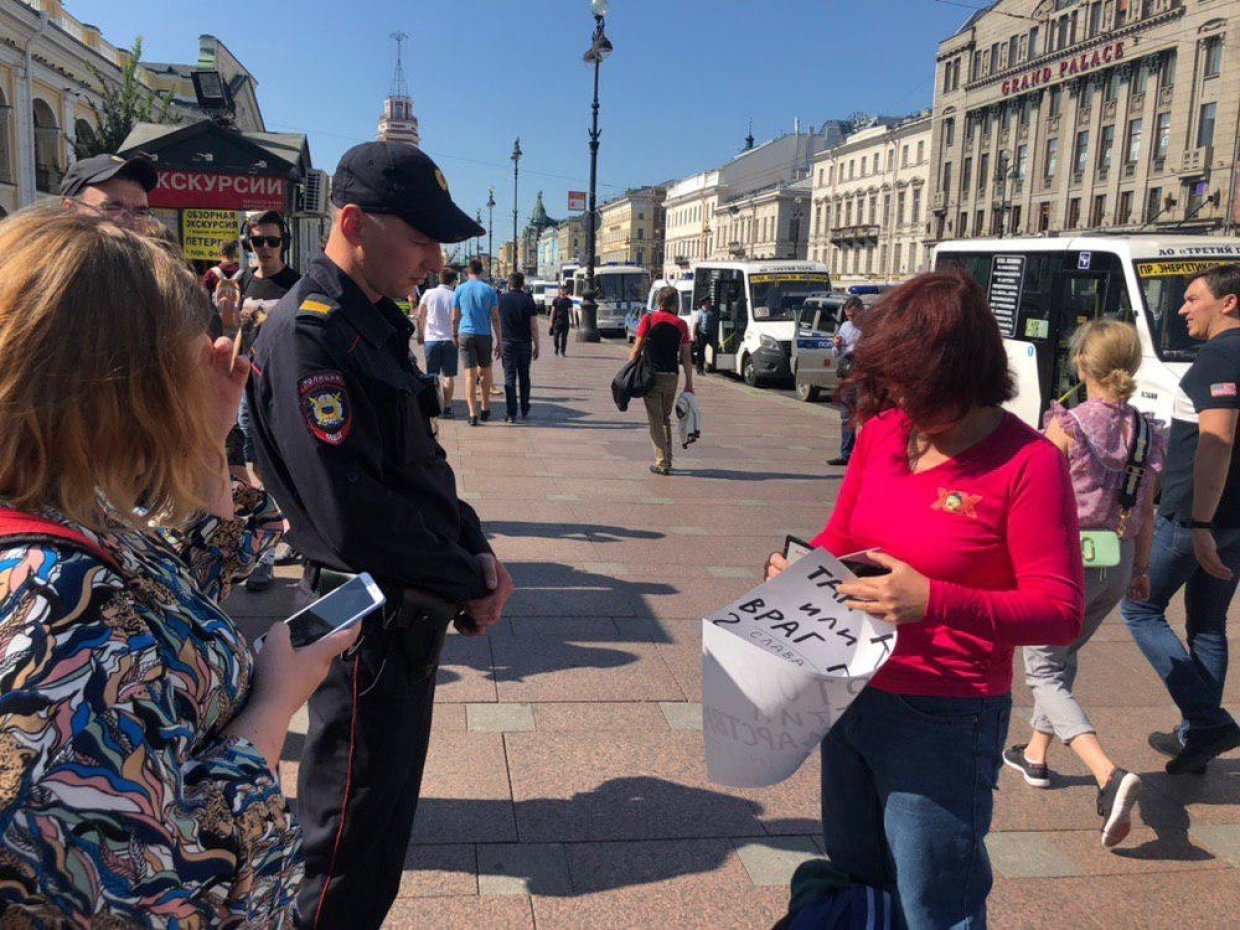 Хозяйку псов, покусавших ребенка, задержали за провокацию у Гостиного двора