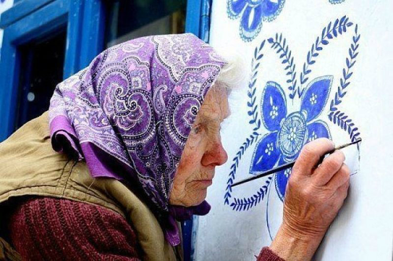 87-летняя старушка ежедневно взбирается на стремянку, чтобы сделать нечто необыкновенное… 87-летняя старушка ежедневно взбирается на стремянку, чтобы сделать нечто необыкновенное…