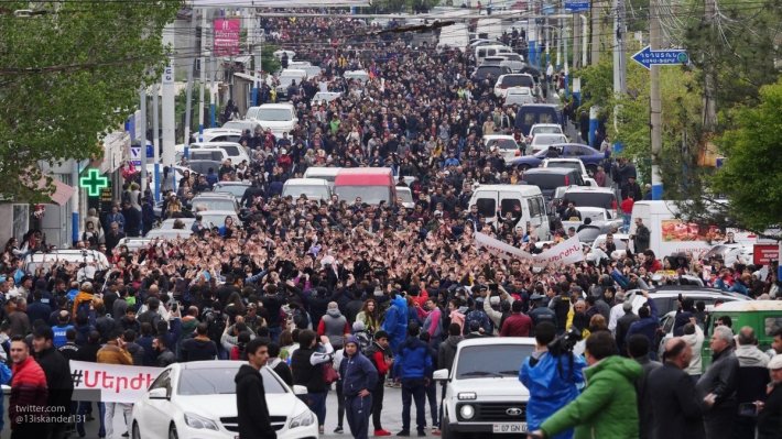 Десятки тысяч человек вышли на улицы Еревана для участия в протестах