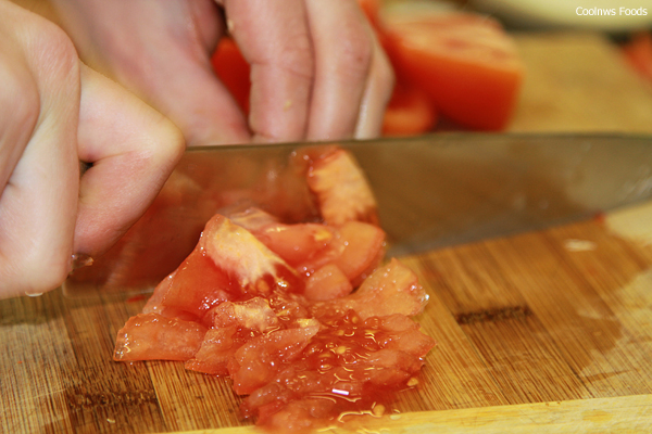 Режем томаты на борщ