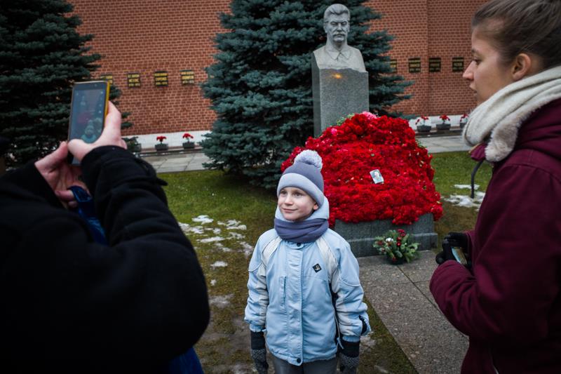 На могиле Сталина: Как можно такое вытворять?
