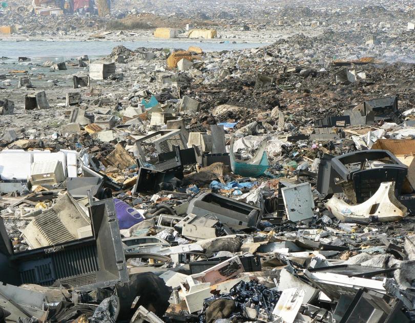 Как Европа засыпает мусором один из крупнейших городов Африки