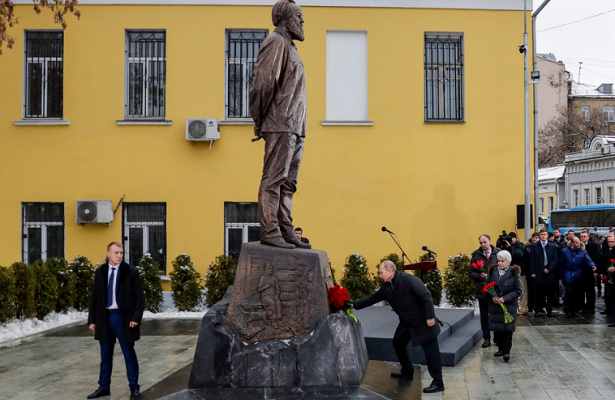 Зачем Путин открывал памятник Солженицыну. Зачем Путин открывал памятник Солженицыну.