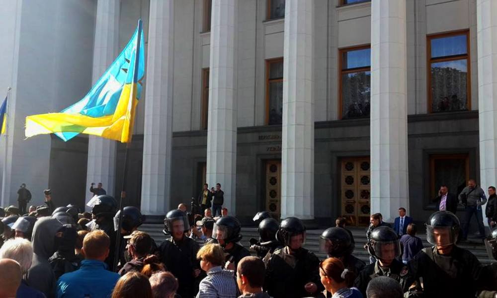 Митингующие заперли депутатов в Раде и требуют повиновения Митингующие заперли депутатов в Раде и требуют повиновения