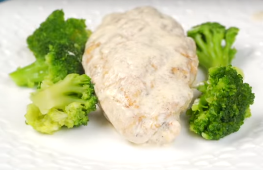 Аппетитное куриное филе в кремовом соусе