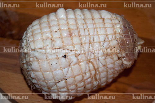 Рулька по-баварски Утром вытащить мясо из маринада, очистить от овощей. Свернуть мясо рулетиком и надеть сетку.
