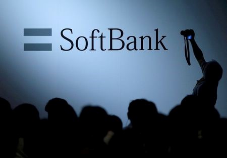 Логотип SoftBank в Токио, Япония, 20 июля 2017 года. REUTERS/Issei Kato Логотип SoftBank в Токио, Япония, 20 июля 2017 года. REUTERS/Issei Kato