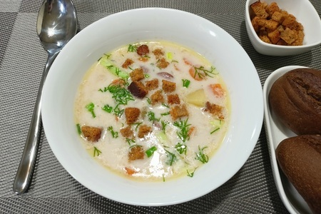 Фото к рецепту: Сырный суп с колбасками