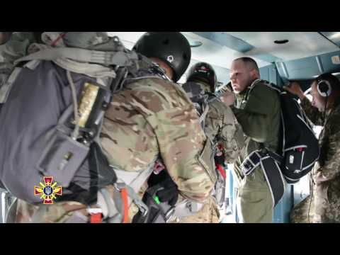 У Муженко опубликовали видео, как украинские военные учатся прыгать с малой и большой высоты